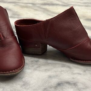 Red Mules Comfortable Clogs Shoes by Sergio Tomani made in Columbia size 7.5